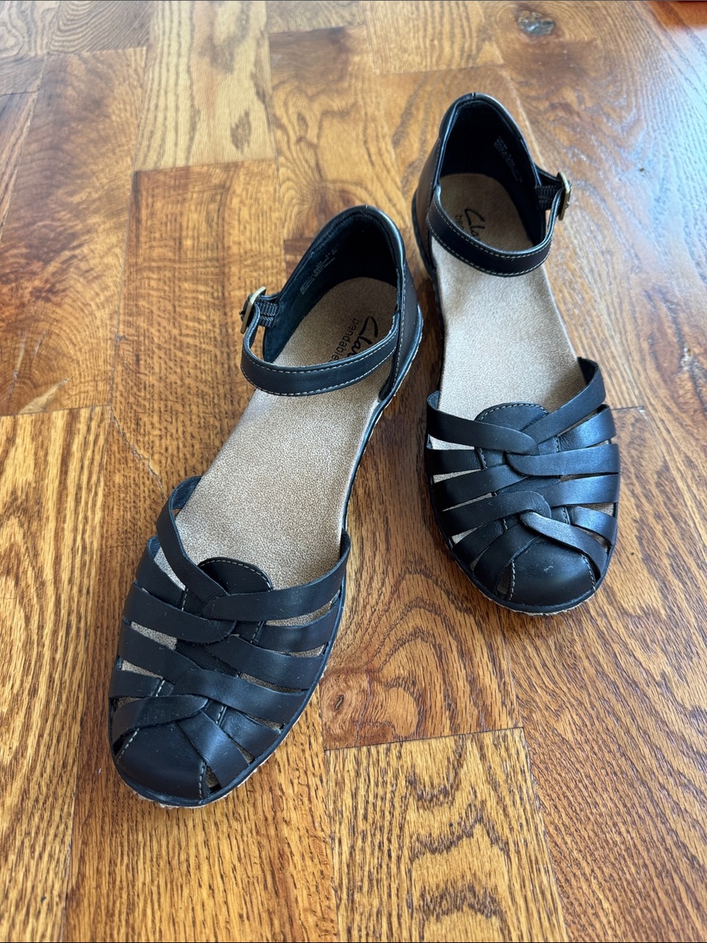 Clarks Black Leather Fisherman Sandals Sz 8.5 Low Heeled Closed Toe Ankle strap